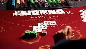 Roulette langsung dengan roda yang berputar di studio HD